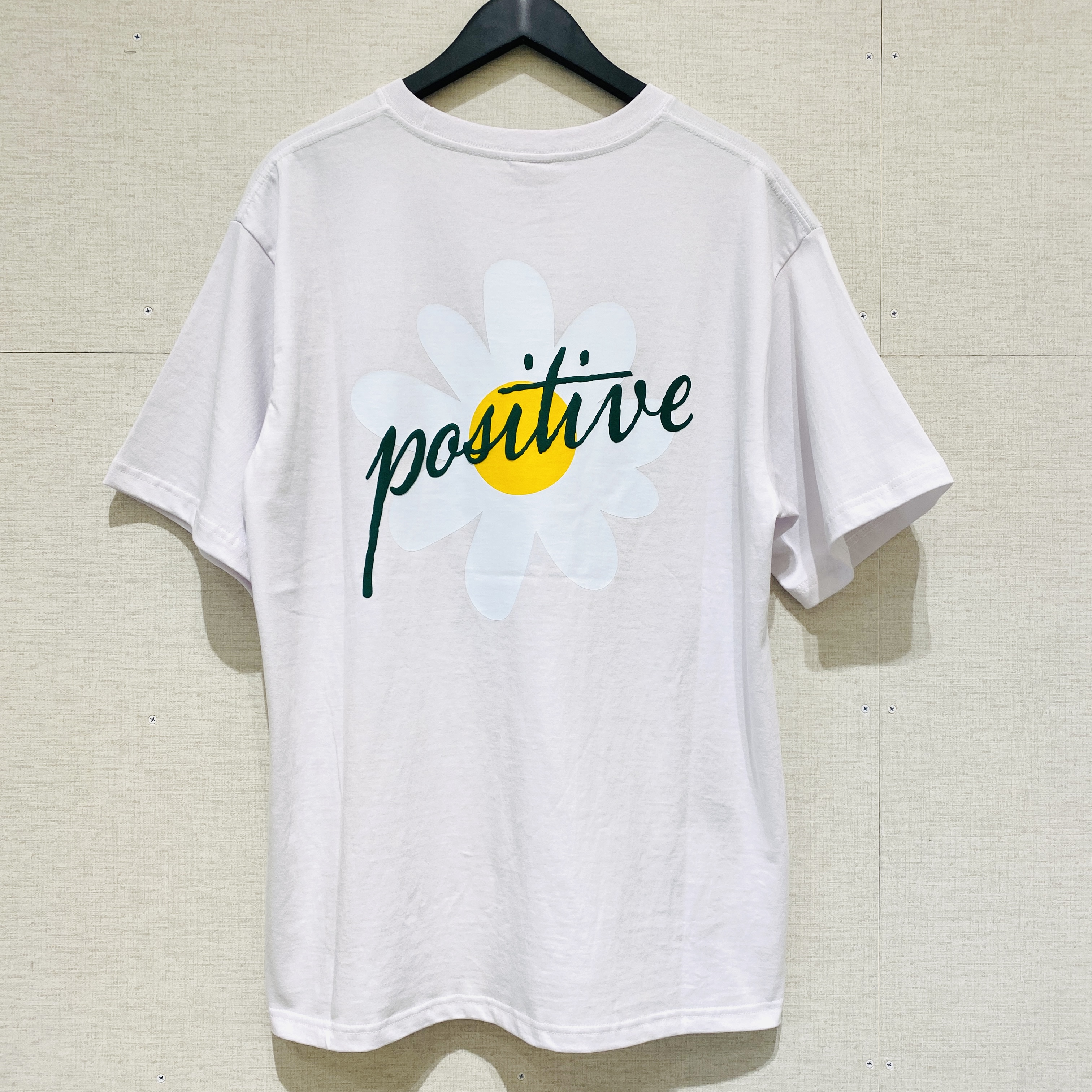 【POSITIVE】韓国ストリート /  バックフラワーロゴTシャツ / ホワイト